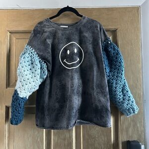 Smiley top with crochet sleeves